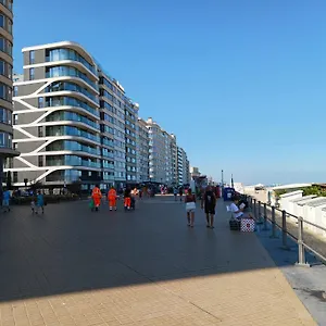 Betsy Met Direct Zeezicht Appartement